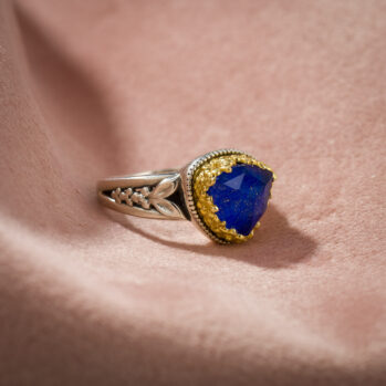 Dione triangle ring in sterling silver with Gold plated parts