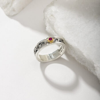Kyma band ring in Sterling Silver and 18K Gold with ruby