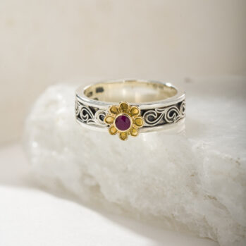Kyma band ring in Sterling Silver and18K Gold with ruby
